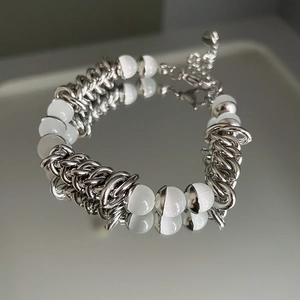 Detailaufnahme von Opal-Herzperlen-Armband mit polierter silberner Gliederkette