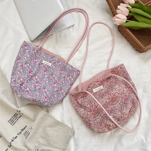 Gros plan détaillé de sacs cabas en toile à fleurs avec étiquette de marque Sosakka