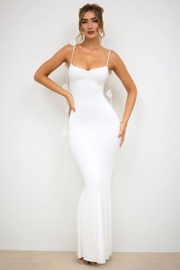 Détail de l'élégante robe de soirée blanche avec corsage plissé et coupe sirène ajustée