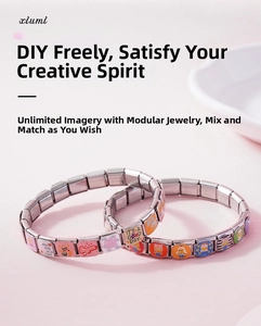 Dettaglio macro di maglie per bracciale modulare italiano con motivi smaltati colorati
