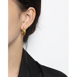 Minimalist multi-layer gold S925 sterling silver hoop earrings worn by a model