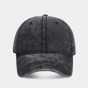 Dettaglio del cappellino in denim grigio scuro lavato con stampa leopardata e sei pannelli