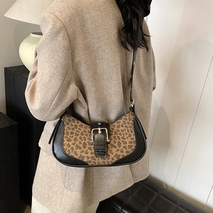 Grande borsa a spalla leopardata con spalline in pelle nera e fibbia argento