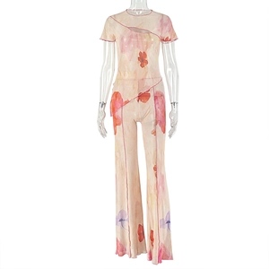 Détail d'un ensemble deux pièces en résille fleurie avec haut court et pantalon évasé