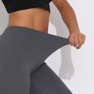 Makro-Detail der dunkelgrauen Yoga-Hose mit hohem Bund zeigt Premium-Stretch-Gewebe