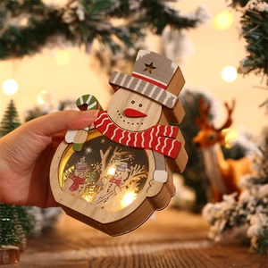 Gros plan d'un bonhomme de neige en bois avec LED blanc chaud pour déco de Noël