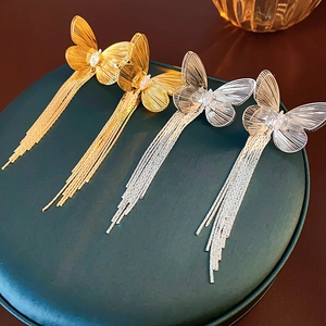 Detailansicht der 18K Gold und Silber Schmetterling Quastenohrringe mit Kunststeinen