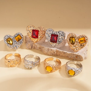 Set of four irregular resin heart and geometric rings in gold and silver finish