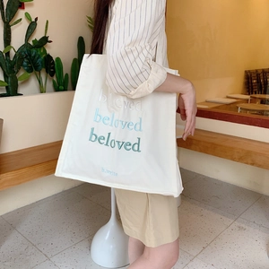 Sac fourre-tout minimaliste en toile blanche avec broderie pour un usage quotidien