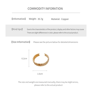 Gros plan du bracelet en cuivre perlé doré montrant les dimensions et le poids de 35,7g