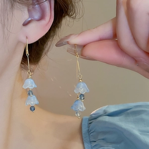 Boucles d'oreilles pendantes fleurs de muguet bleu glacé avec crochets dorés