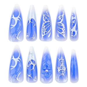 Blaue und weiße Ombre-Nagelspitzen mit silbernem 3D-Schmetterling, Perlen und Stiletto-Form