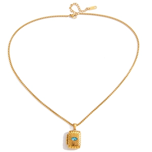 Détail du collier médaillon carré plaqué or 18K avec motif soleil et pierre bleue