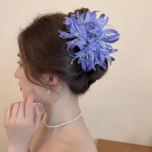 Pince à cheveux élégante en tissu violet fleur de lys avec pompon en perles