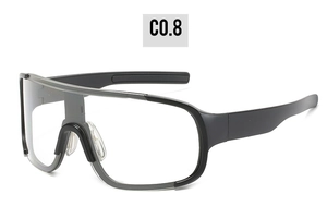 Vue détaillée des lunettes de cyclisme à large monture avec verres transparents