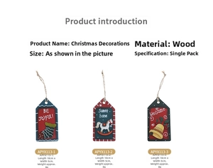 Détails d'ornements de Noël en bois peint rétro comprenant des bas et des cloches