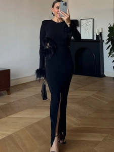 Elegante schwarze langärmelige Kleider mit Federbesatz und Seitenschlitz für Winter