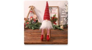 Dettaglio dello gnomo di Natale a gambe lunghe su legno con decorazioni festive di sfondo