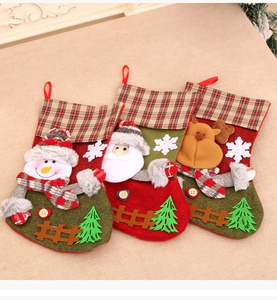 Detail der Plüsch-Weihnachtssocken mit 3D-Santa-, Schneemann- und Rentier-Motiven