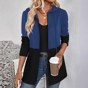 Dettaglio della giacca con cappuccio bicolore blu e nera con coulisse per donna