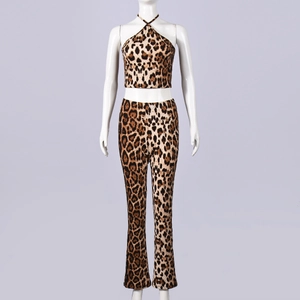 Détail de l'ensemble deux pièces léopard avec haut licou et pantalon évasé taille haute