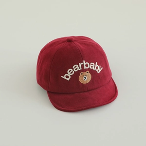 Détail de la broderie d'ours et du texte bearbaby sur une casquette souple pour bébé bordeaux
