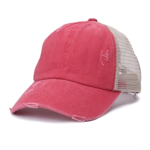 Detail der Used-Optik und Vintage-Waschung mit Mesh-Rückseite an der Pferdeschwanz-Kappe