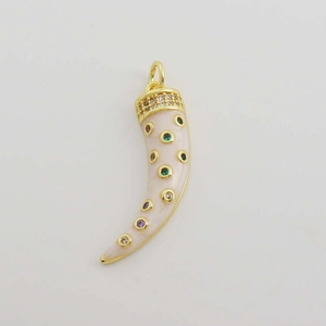 Dettaglio macro del ciondolo a corno in oro 18K con gemme colorate e intarsio rosa