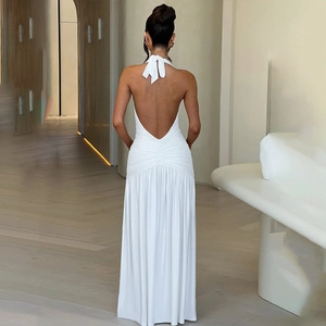 Vue arrière d'une robe longue blanche à dos nu avec un tissu plissé et une coupe élégante