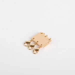 Dreireihiger goldener Magnet-Halskettenverschluss mit Karabinern für Layering-Looks