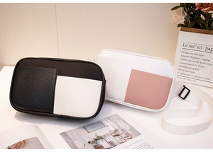 Détail des sacs de poitrine bicolores noir-blanc et rose-blanc avec sangles réglables