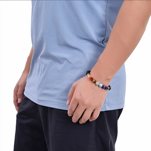 Verstellbares Tigerauge-Perlenarmband mit facettierten bunten Edelsteinen am Handgelenk