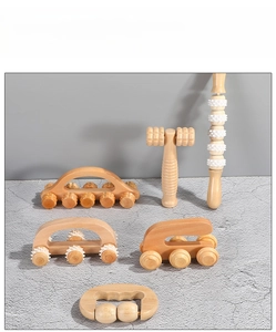 Detaillierte Sammlung natürlicher Holzmassage-Rollwerkzeuge auf grauem Hintergrund