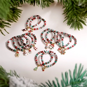 Bracelet de Noël en perles d'argile polymère avec breloques émaillées bonhomme de neige