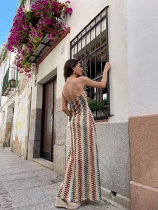 Détail de la maille à zigzag colorée sur une robe longue de plage dos nu à licou