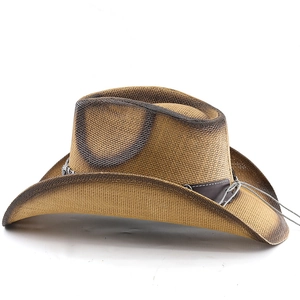 Dettaglio di cappello cowboy in paglia con verniciatura sfumata e cinturino in pelle