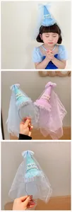 Détail du chapeau d'anniversaire à paillettes avec voile en mesh et nœud élégant