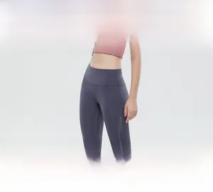 Dettaglio dei leggings da yoga a vita alta con inserti in mesh e tessuto grigio viola