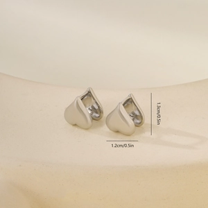 Vue détaillée de boucles d'oreilles cœur argentées mates avec dimensions 1,3x1,2 cm