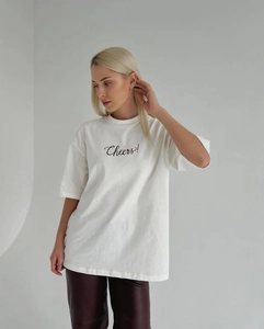 Détail d'un t-shirt en coton blanc avec imprimé artistique Cheers! et coupe oversize