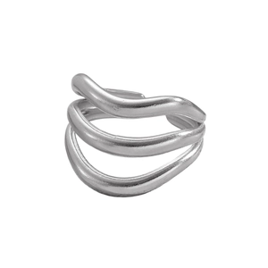 Gros plan détaillé d'une bague en acier argenté avec un design ondulé à trois couches