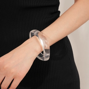 Detail eines klobigen transparenten Harzarmreifs mit modernem minimalistischem Design am Model