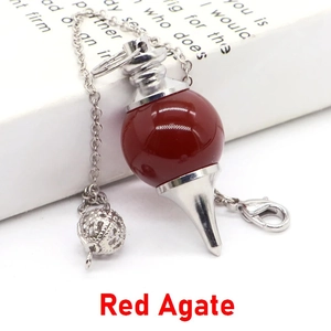 Détail du pendule en agate rouge naturelle avec base conique en argent et chaîne fine