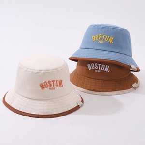 Tre cappelli a secchiello per bambini con ricamo Boston 1630 in diverse varianti colore