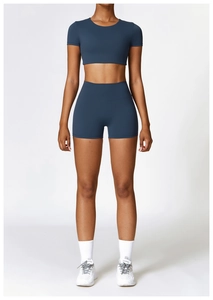 Dettaglio dei pantaloncini fitness a vita alta verde petrolio e del set yoga coordinato