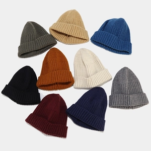 Klassische gerippte Strickmützen in neun Farben für winterliche Wärme und minimalistischen Stil