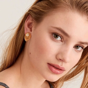 Orecchini barocchi in ottone placcato oro 18K a forma di conchiglia con perla bianca