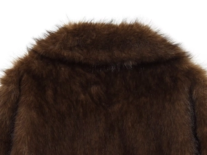 Detailaufnahme des weichen Webpelz-Kragens an einer dunkelbraunen Winterjacke für Damen