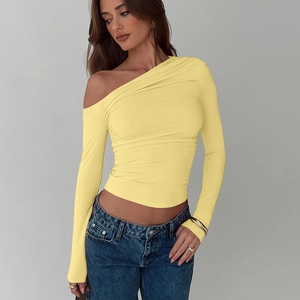 Détail du haut court à manche longue asymétrique jaune vif avec coupe moulante