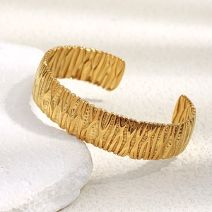 Bracelet Manchette À Motif De Vagues Verticales Irrégulières En Acier Inoxydable Plaqué Or 18K Bijoux Rétro Pour Femmes